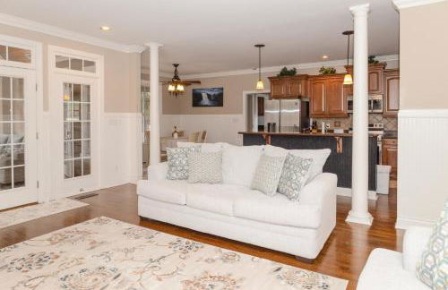 Exquisite home with pool, enclosed yard, fireplace, central AC, & washer/dryer - Foto 3