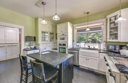 Historic Auburn House on 37 Acres with Private Lake! - Foto 10