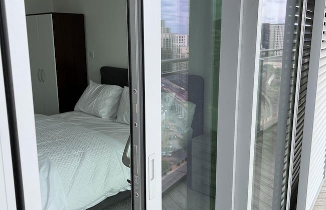 Delightfully Spacious Bright 2bedroom - Photo 6