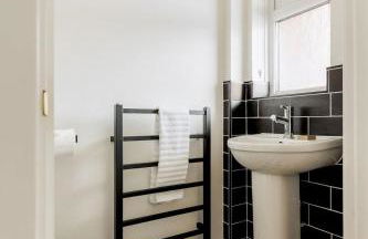 Spinnaker House-with Tesla Electric Charging Point - Photo 29