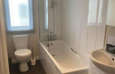 2 Bed Lodge Style Caravan with Hot Tub & Private Garden at Patrington Haven Leisure Park - Foto 3