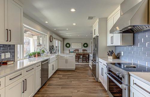 Lakefront Family Home for 12 w Picturesque Views & Patio - Foto 4