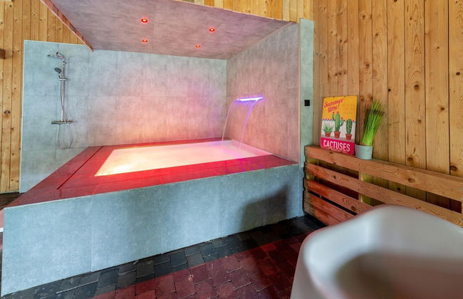 Mansion With Pool & Bar - Photo 7