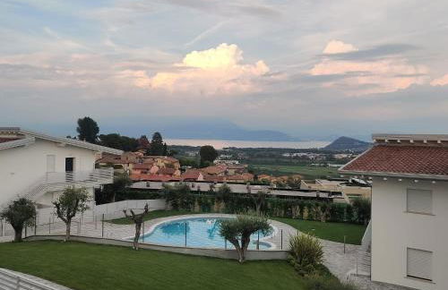 Bilocale in residence vista lago con piscina - Foto 26