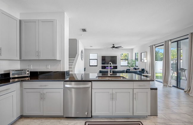 Luxury Modern Villa w/ Pool, Jacuzzi & Amenities! - Foto 25