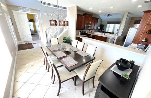 Magical Lakeview 4 Master Suites Pool Hot Tub BBQ Home Theater 2 Miles Disney - Foto 28