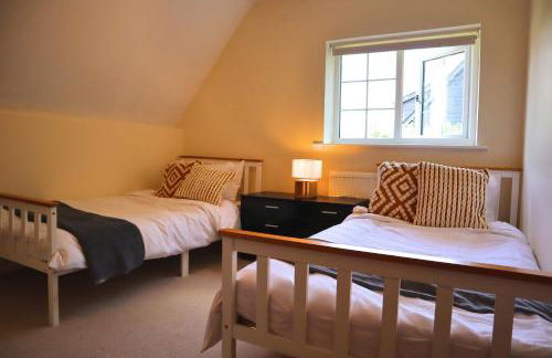 Beautiful Character 5 Bedroom Dorset Thatched Cottage - Great Location - Garden - Parking - Fast WiFi - Smart TV - Newly decorated - sleeps up to 10! Only 18 mins drive to Sandbanks Beach! Close to Bournemouth & Poole - Photo 15