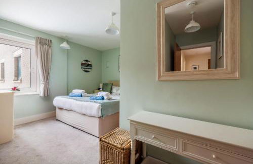 Dolphin Hideaway- Poole Quay Apartment with Parking - Photo 16