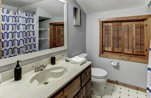 Charming Renovated Cabin with Fireplace - Foto 28