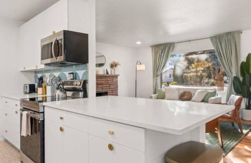 The Aspen is a mid-century modern upstairs unit. - Foto 9