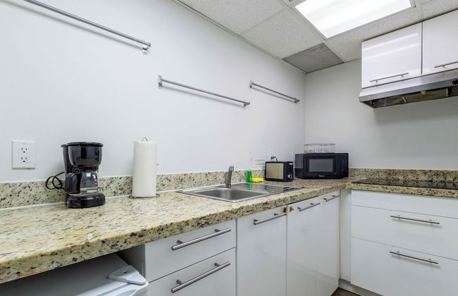 Coastal 2BR Escape | Walk to Beach & 2 Queen Beds - Foto 15