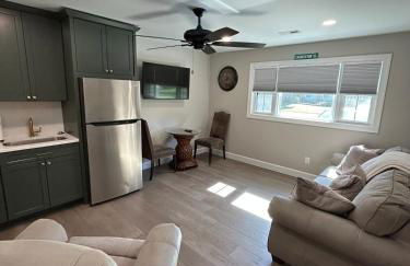 Cozy Couples Retreat 10 minutes to Beach & Downtown - Foto 1