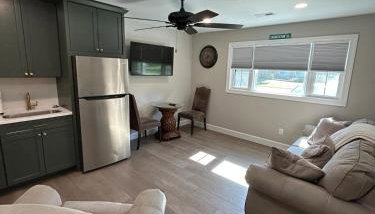 Cozy Couples Retreat 10 minutes to Beach & Downtown - Foto 1