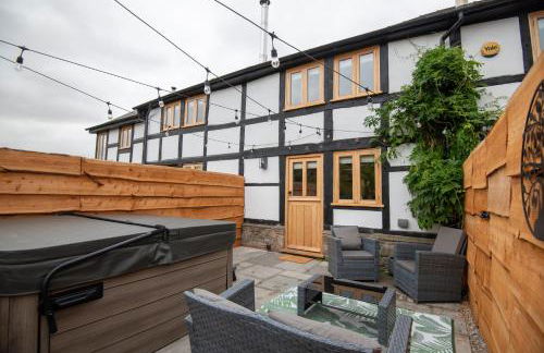 Bramble Cottage - Cosy 2 Bed With Deluxe HOT TUB & Log Burner - Photo 9