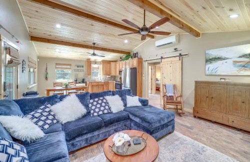 Clayton Cabin with Wraparound Deck Steps to Lake! - Foto 1