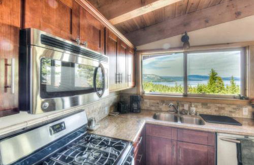 Chamberland Getaway Lake Views with Deck - Foto 17