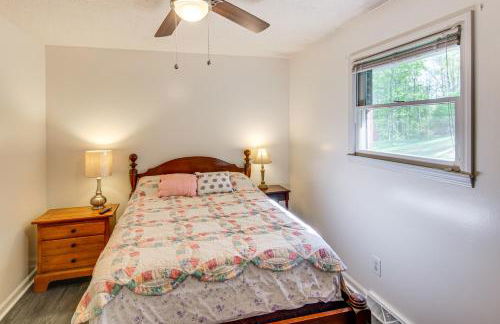 1 Mi to Pisgah Natl Forest Wooded Haven with Deck - Foto 17