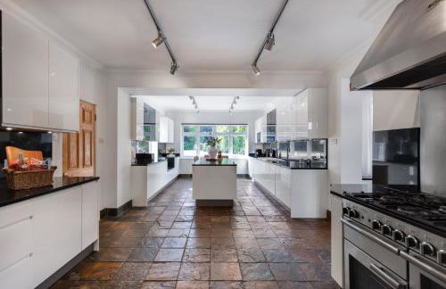 Merry Lakes - Luxury Lakeside Escape with Pool - Just 30 Minutes from London - Foto 11