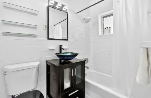 Sunny Miami Beach Studio with 2 Queens plus Workspace - Foto 5