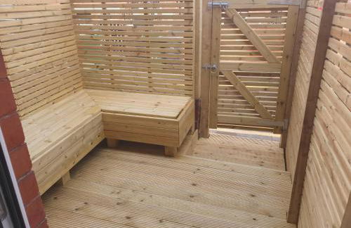 Modern 1 Bedroom Apartment Free Parking WiFi Near City Centre - Photo 8