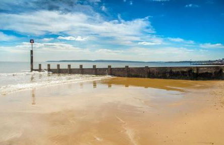 A Beautiful Apartment with Stunning Sea Views & Private Balcony - Photo 27