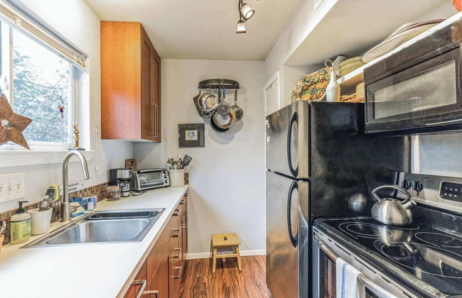 Cozy Retreat in Central East Austin - Photo 11