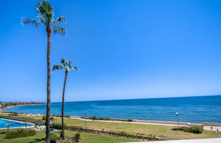 Beach-line apartment with 3 bedrooms in Estepona - Photo 11