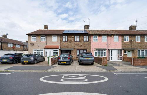 Stylish 3-Bed Home - 5 min walk to ExCeL - Free Parking - Near O2 & Canary Wharf - Photo 31