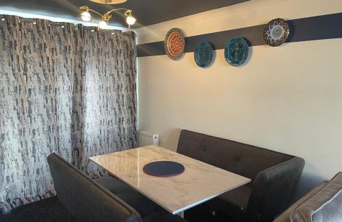 Stylish 3 bed house, private parking , with conservatory, close to KFC, McDonalds, ALDI and ASDA - Photo 1