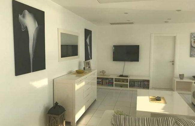 2 Bed Penthouse Apartment With Stunning Sea View - Photo 3