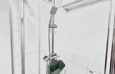 Stylish 2-Guest Studio with Netflix, Prime - FREE WIFI & FREE PARKING - Aroluchi Ville - Foto 8