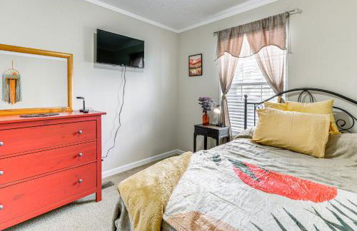 Near Hiking! Mtn-View Midway Home with Deck - Foto 15