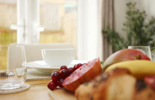 Gregor Place Modern four Bedroom House in Calne with Private Parking, perfect for teams or families staying in the area, Long stays welcome - Photo 15