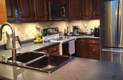 Fully Updated 3-Bedroom Ranch with Stylish Interiors, Full Furnishings, and Backyard Hangout Spaces - Foto 29