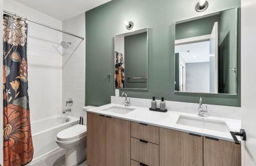 Penthouse Luxury with Pool Patio and City View plus Walk to Broadway - Foto 20