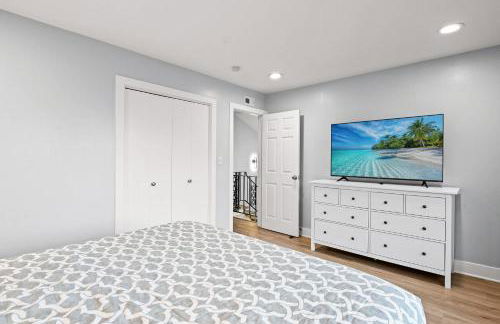 Serene Hilltop Oasis Above the City w Private Pool - Foto 33