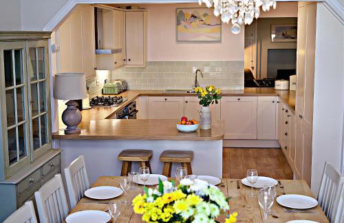 Bay View, Sleeps 18, 7 Bedrooms, 7 Bathrooms, Seafront, Criccieth - Foto 2