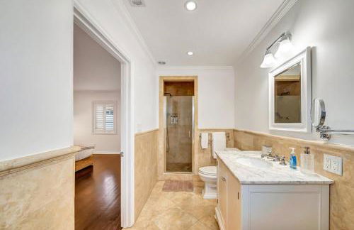 Charming 3BR with Ping-Pong and Spa! - Foto 40