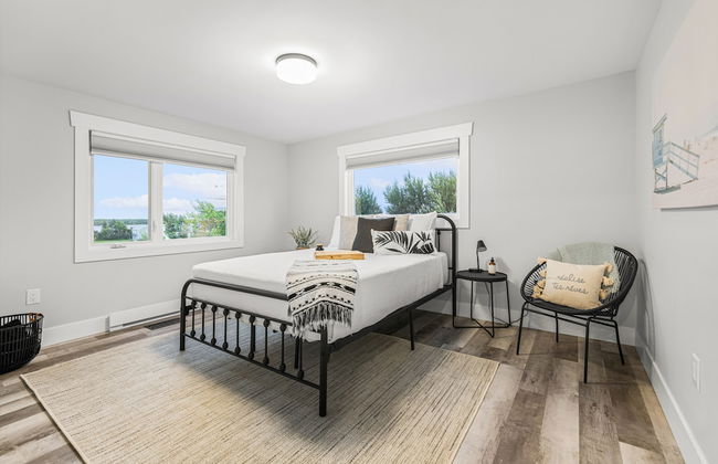 Cozy and Modern Oceanview Cottage With hot Tub - Photo 2