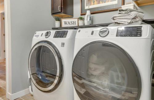 Tranquil Lakefront Cabin Fire Pit, Grill and Patio - Foto 23