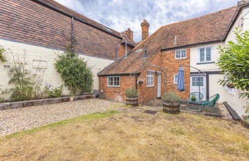 Charming 3BR Cottage Near Windsor and Sights - By Tempstay - Foto 9