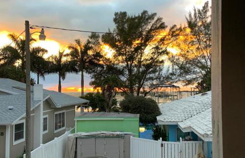 100 steps to beautiful Indian Rocks Beach, oceanside, 2 bedroom updated condo - Foto 33