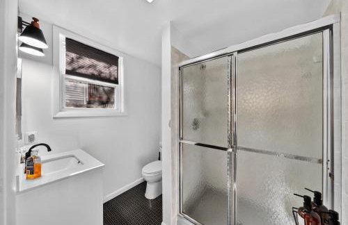 4BR House Mins to Downtown Annapolis with Firepit, Basement Bar, & Sleeps 12 - Foto 19