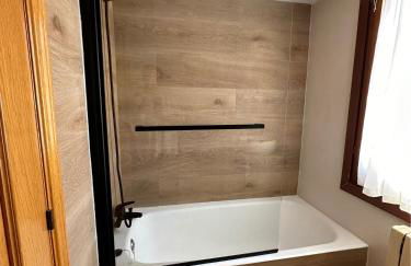 Amplio y Comodo Chalet en Zaragoza con pistas de tenis - Foto 4