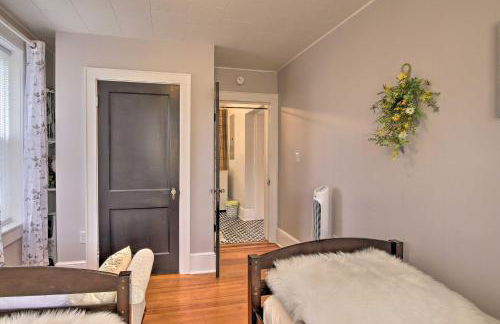 Modern, Sun-Lit Retreat with Fire Pit and Yard! - Foto 26