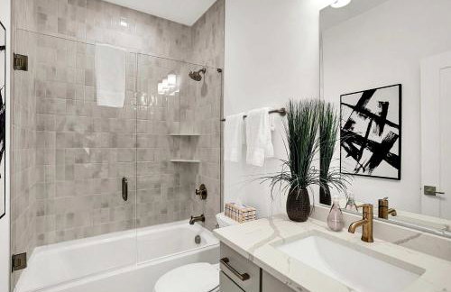 Luxury Townhouse with Fireplace Rooftop Deck Close to Downtown-Family Friendly - Foto 45