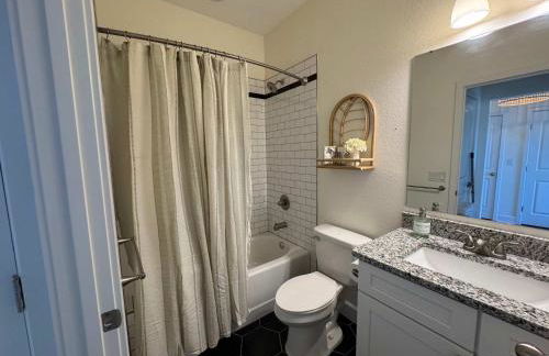 The Orange Blossom Suite Near UF Shands D-town - Photo 43