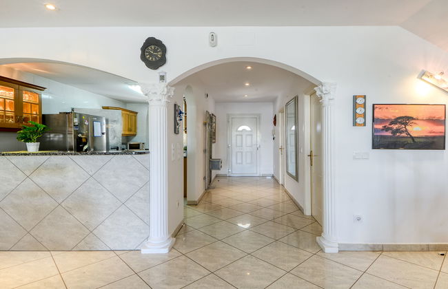 4 bedroom House in Castelló d'Empúries with private pool and garden - Photo 9