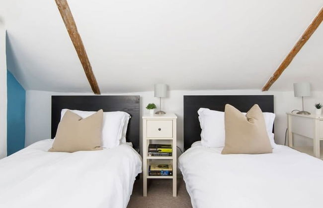 Charming 3bd Townhouse Right in the City Centre - Photo 27