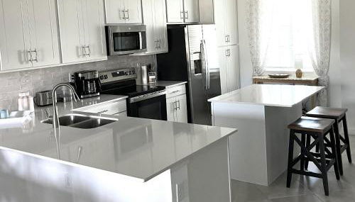 Stylish 3rd-Floor Condo with Golf Course Views - Foto 4